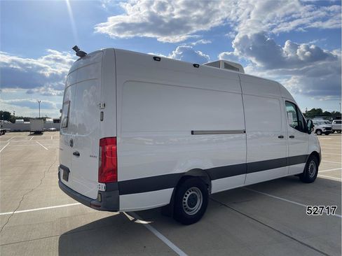 Used 2022 Mercedes-Benz Sprinter 2500 image 2