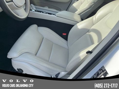 Certified 2023 Volvo XC60 B5 Ultimate w/ Climate Package image 9