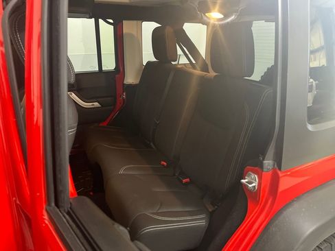 Used 2017 Jeep Wrangler Unlimited Rubicon w/ Connectivity Group image 18