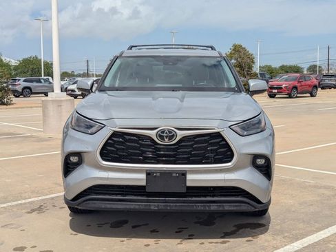 Used 2022 Toyota Highlander LE image 2