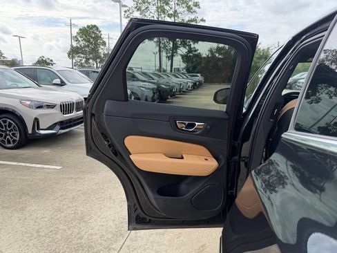Used 2022 Volvo XC60 B6 Inscription w/ Advanced Package AWD/4WD image 17