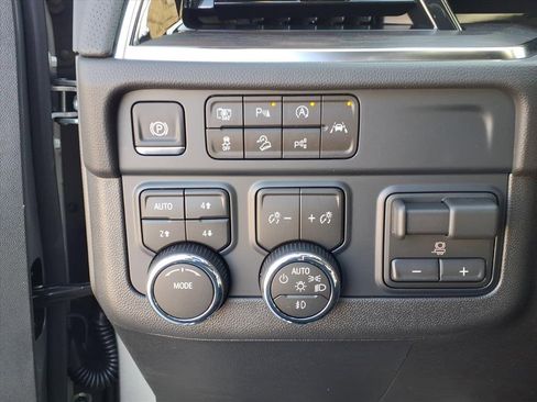 New 2026 Chevrolet Suburban Premier image 9