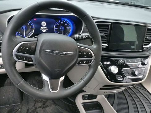Used 2023 Chrysler Pacifica Touring-L image 13