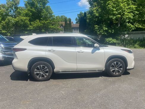 Used 2021 Toyota Highlander XLE AWD/4WD image 10