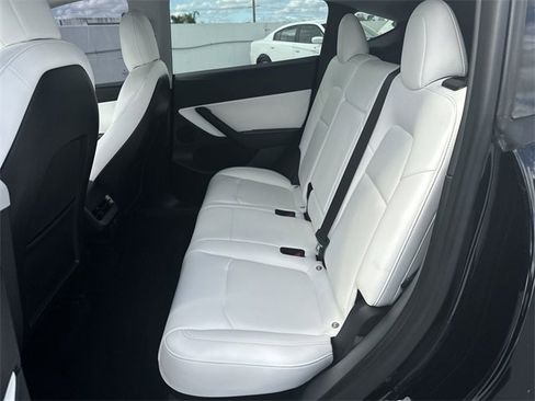 Used 2022 Tesla Model Y Long Range image 27