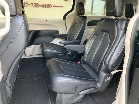 Used 2023 Chrysler Pacifica Touring-L FWD image 12
