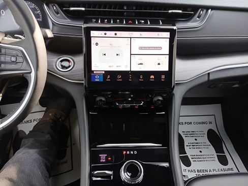 Used 2024 Jeep Grand Cherokee L Limited image 10