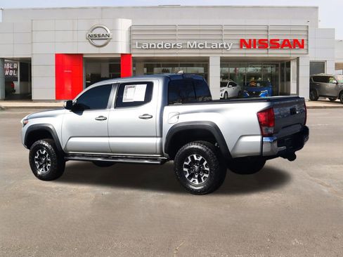 Used 2017 Toyota Tacoma TRD Off-Road w/ Tow Package image 5