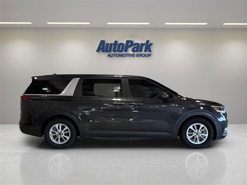 Used 2022 Kia Carnival LX image 8