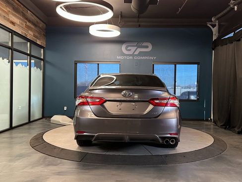 Used 2018 Toyota Camry SE image 4