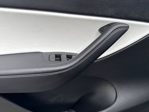 Used 2022 Tesla Model Y Long Range image 12