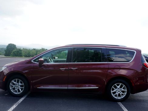 Used 2020 Chrysler Pacifica Touring-L image 4
