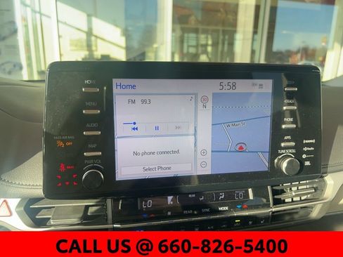 Used 2022 Toyota Sienna Limited image 19