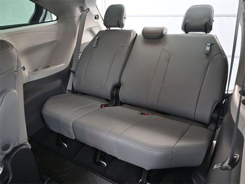 Used 2022 Toyota Sienna XLE image 16