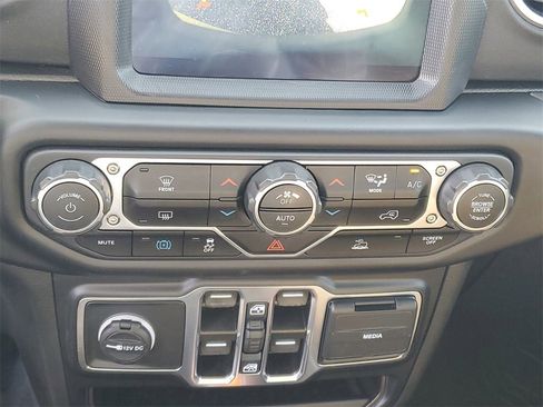 Used 2022 Jeep Wrangler Unlimited Sahara image 18