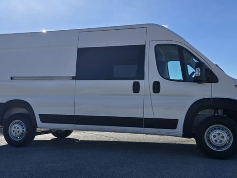 Used 2025 RAM ProMaster 2500 w/ Crew Van Package image 3