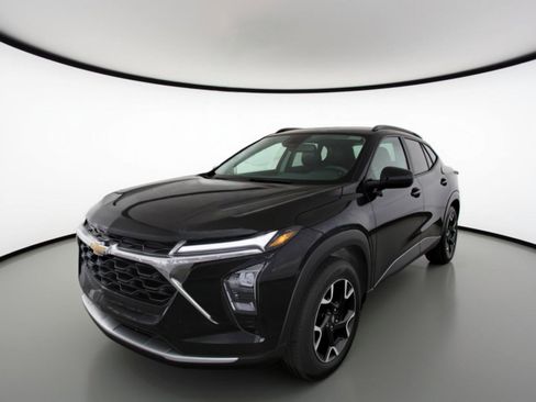 Used 2025 Chevrolet Trax LT image 3