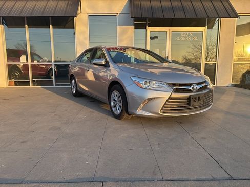 Used 2015 Toyota Camry LE image 2