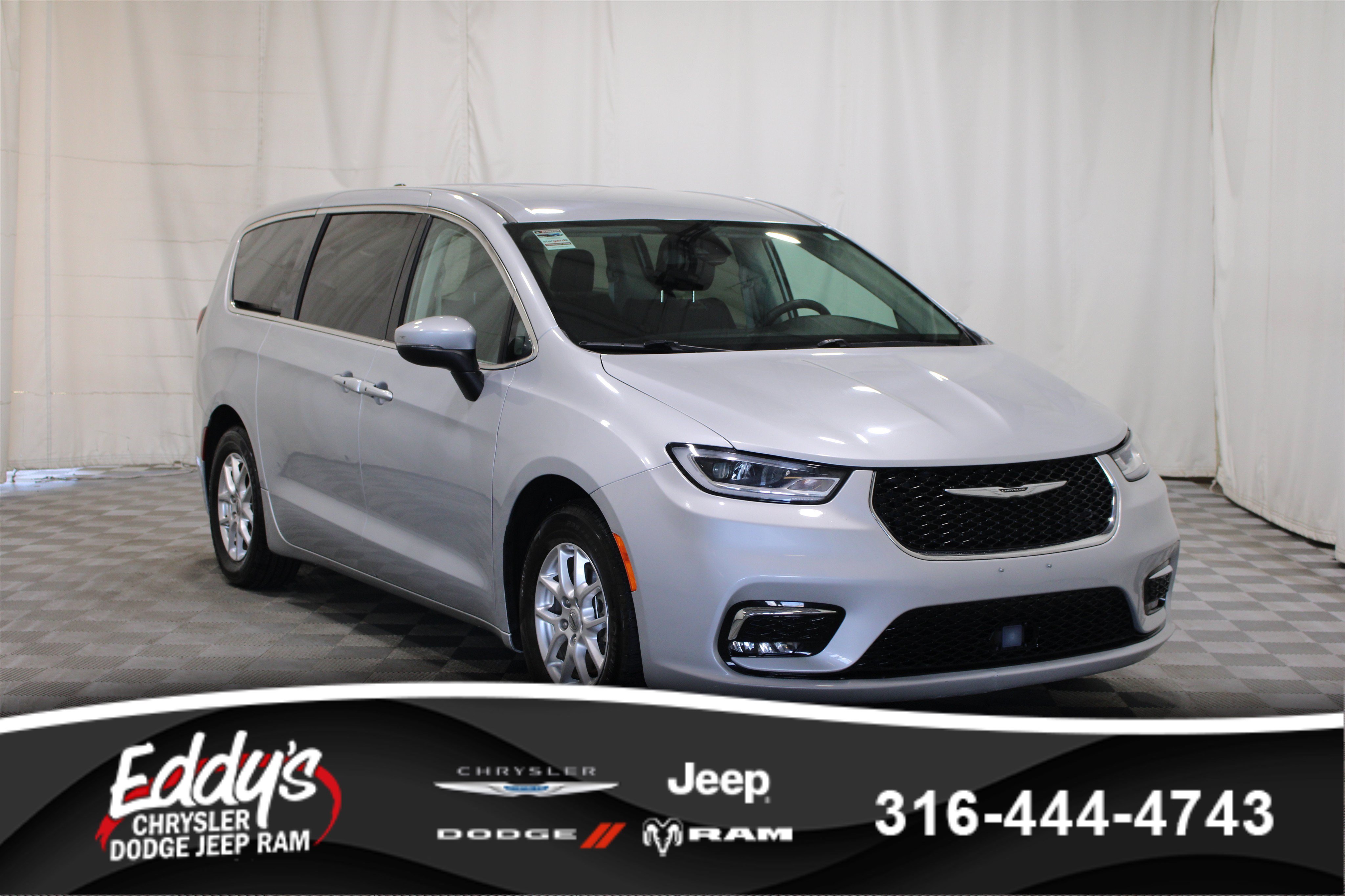 Used 2023 Chrysler Pacifica Touring-L FWD image 1