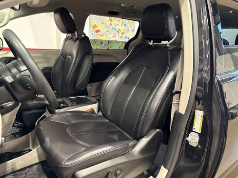 Used 2023 Chrysler Pacifica Touring-L FWD image 10