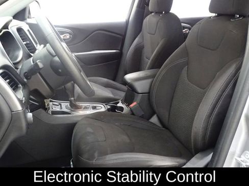 Used 2019 Jeep Cherokee Latitude w/ Popular Appearance Group FWD image 10