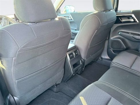 Used 2024 Mitsubishi Outlander ES image 16