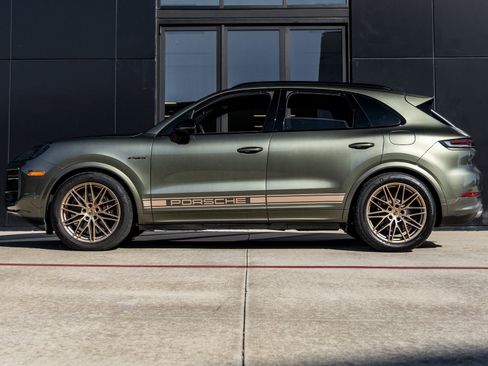 Used 2024 Porsche Cayenne Turbo image 2