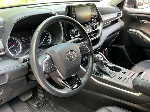 Used 2021 Toyota Highlander XLE AWD/4WD image 9