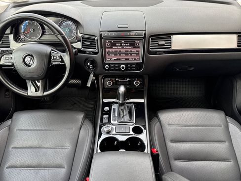 Used 2016 Volkswagen Touareg VR6 image 4