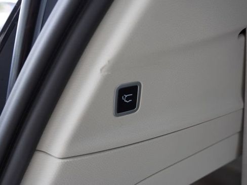 Used 2023 Chrysler Pacifica Touring-L FWD image 23