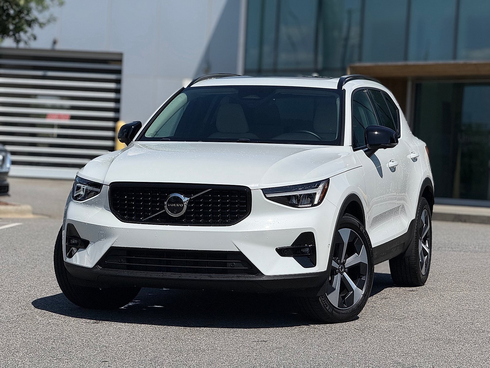 Certified 2025 Volvo XC40 B5 Plus AWD/4WD image 1