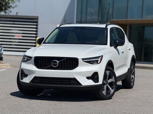 Certified 2025 Volvo XC40 B5 Plus AWD/4WD image 1