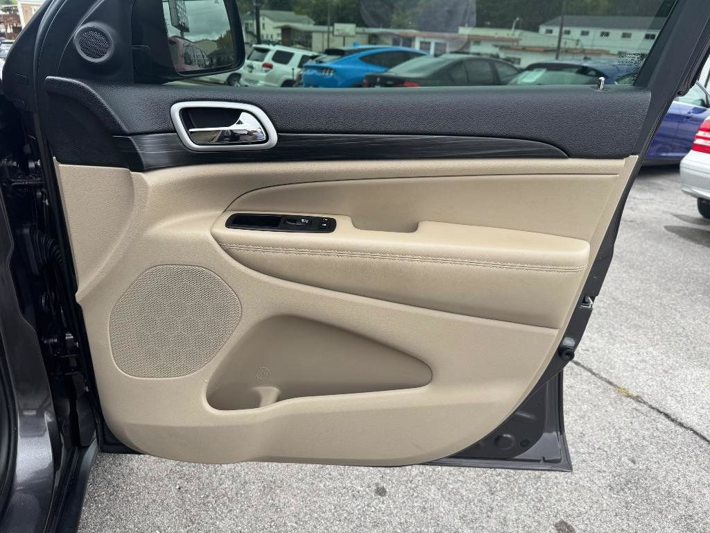 Used 2019 Jeep Grand Cherokee Laredo AWD/4WD image 26