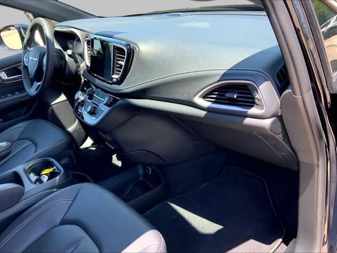 Used 2025 Chrysler Pacifica Select FWD image 19