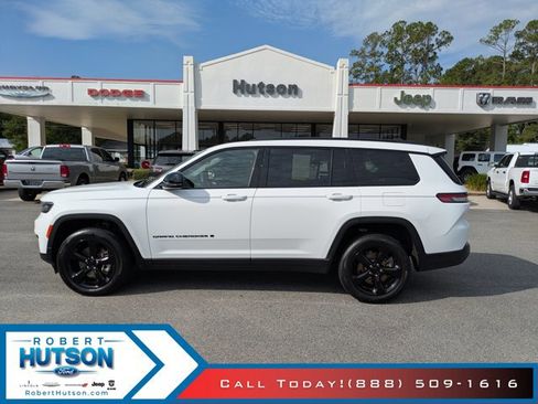 Used 2023 Jeep Grand Cherokee L Laredo image 1