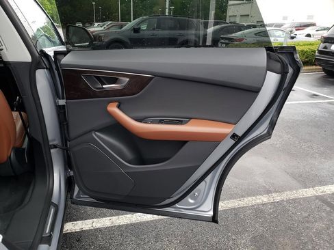 Used 2022 Audi Q8 Premium image 17