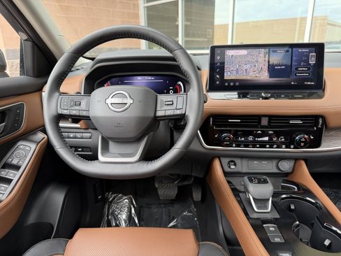 Used 2025 Nissan Rogue Platinum w/ Platinum Premium Package FWD image 16