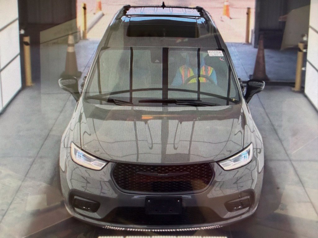 Used 2025 Chrysler Pacifica Limited FWD image 3