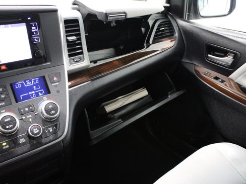 Used 2017 Toyota Sienna Limited FWD image 24