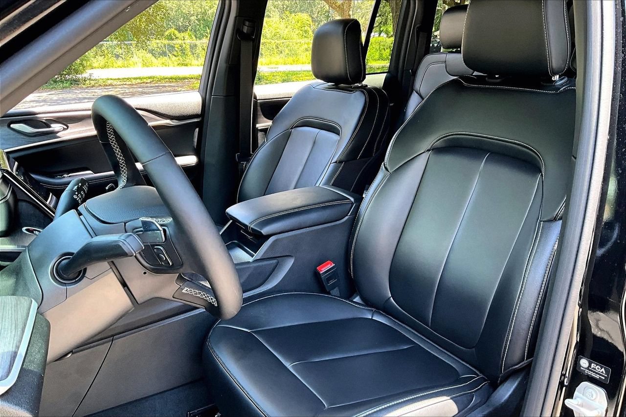 Used 2025 Jeep Grand Cherokee Limited w/ Black Appearance Package RWD image 18