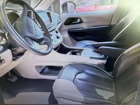 Used 2023 Chrysler Pacifica Limited FWD image 7