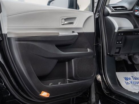 Used 2025 Toyota Sienna XLE FWD image 42
