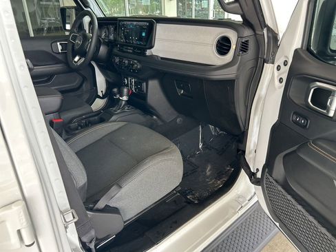 Used 2025 Jeep Wrangler Unlimited Sahara image 24