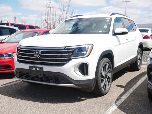 Used 2025 Volkswagen Atlas SE AWD/4WD image 3