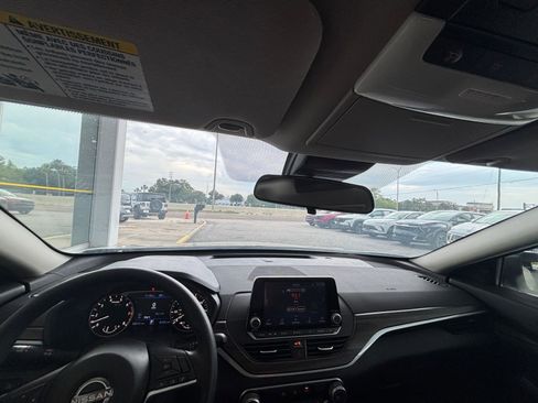 Used 2025 Nissan Altima 2.5 SV FWD image 34