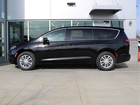 New 2026 Chrysler Pacifica Select image 5