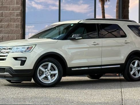 Used 2018 Ford Explorer XLT w/ Equipment Group 201A FWD image 3