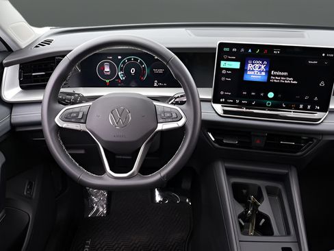 Certified 2025 Volkswagen Tiguan SE w/ Panoramic Sunroof Package AWD/4WD image 15