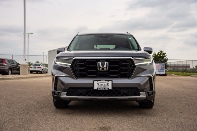 Used 2025 Honda Pilot Touring image 2