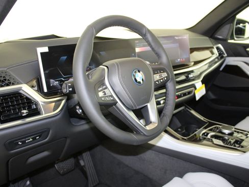 New 2026 BMW X5 xDrive50e image 4